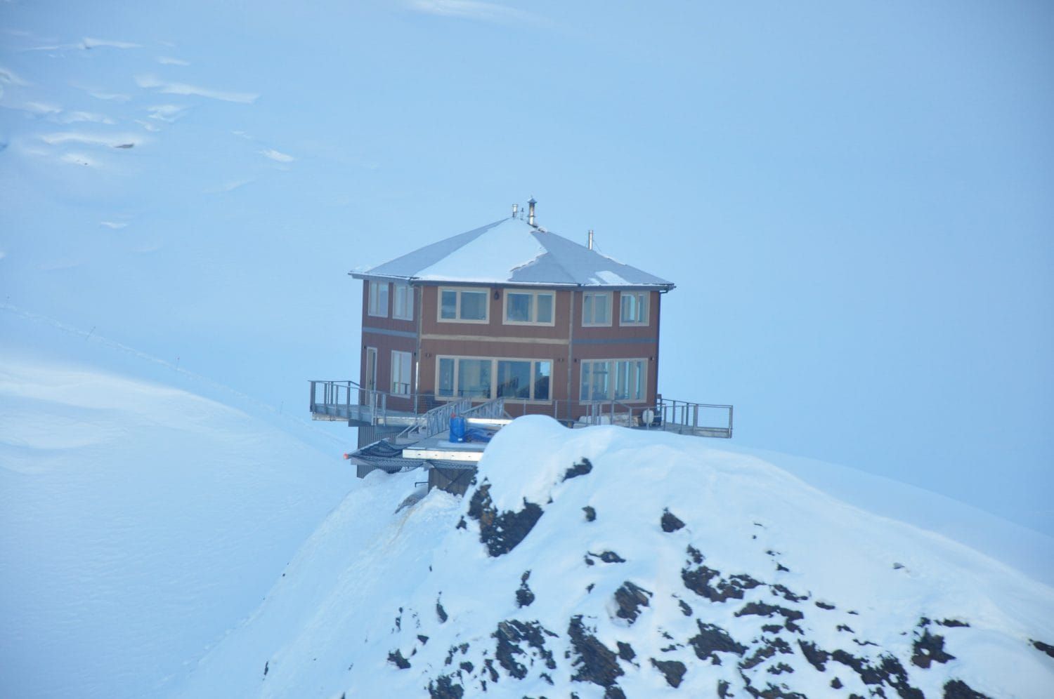 With their planes stuck on a glacier, five people get help skiing to safety
