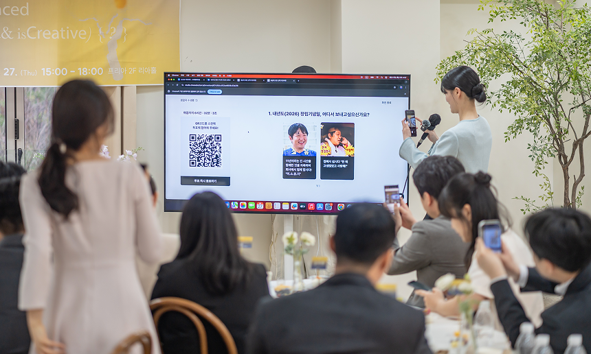 실시간 인기투표에 참여하고 있는 사람들의 모습