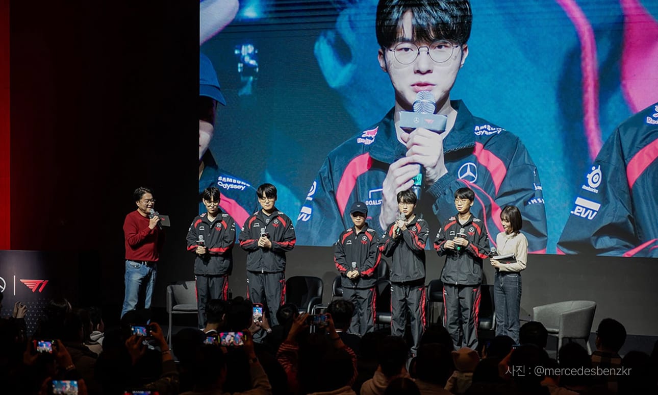 T1 팬미팅 행사에서 페이커가 인터뷰하고 있는 모습