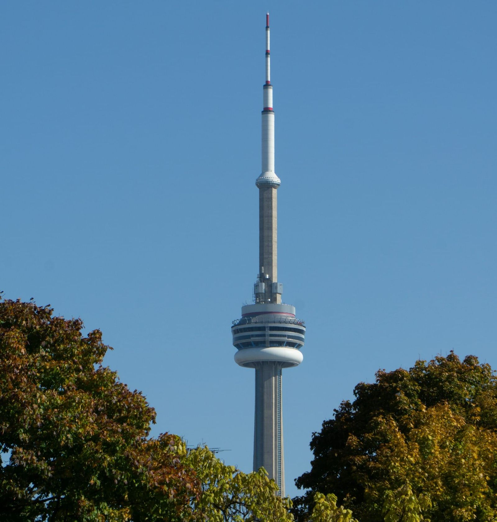 Leafs extend Simon Benoit