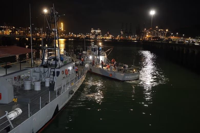 18 Rescued After Catamaran Sinks Near Taboga