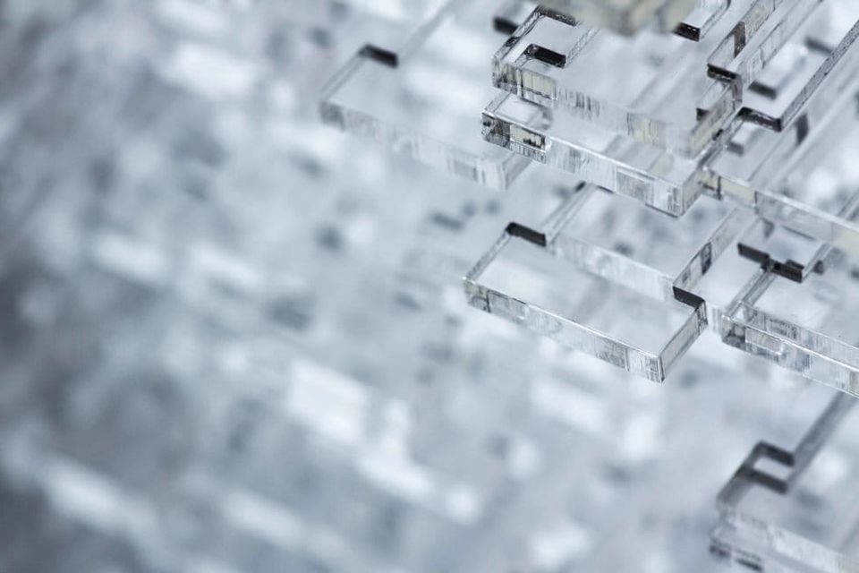 Distinguishing laser welding of plastics with and without colour additives