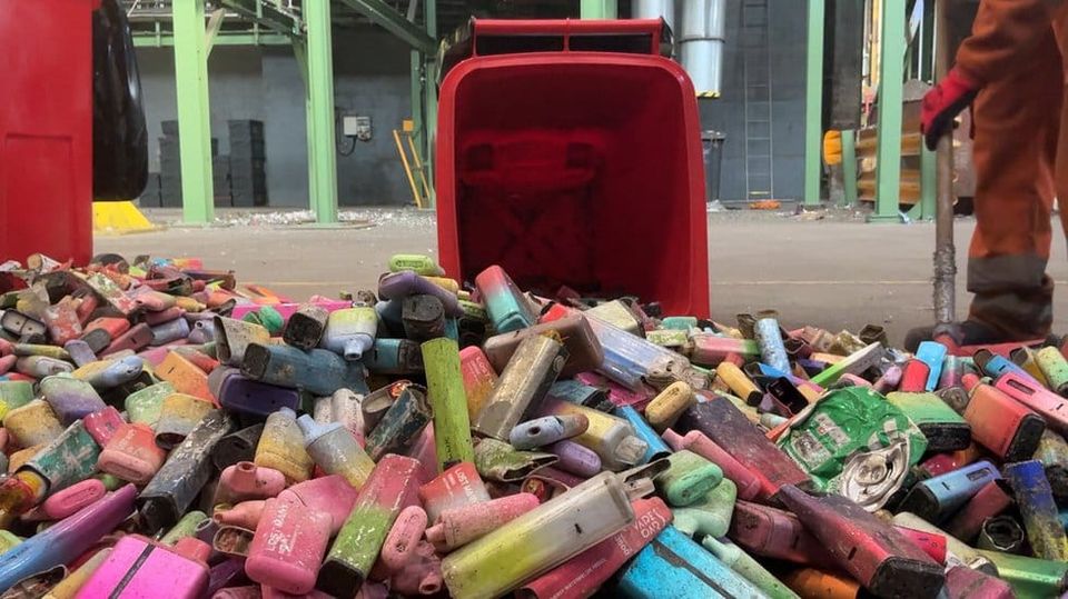 Biffa calls for kerbside collections of disposable vapes to end £1bn fires epidemic