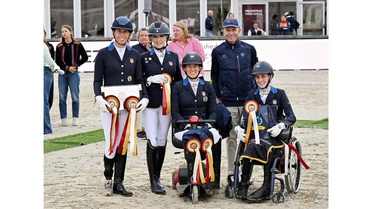Equipo de Para Doma de Estados Unidos con escarapelas tras ganar la clasificación por equipos del CPEDI3* de Hagen 2026