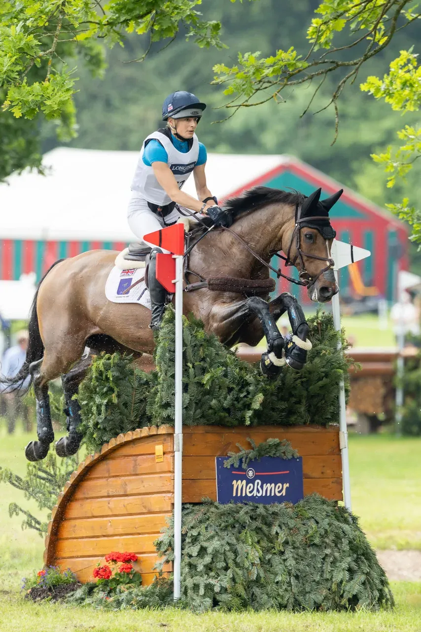 Caroline Harris y D. Day saltan un obstáculo durante el cross-country de Luhmühlen 2026