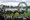Jockeys y caballos cruzando el arco de llegada del Hipódromo de San Isidro durante el Gran Premio 25 de Mayo, con público en las tribunas.