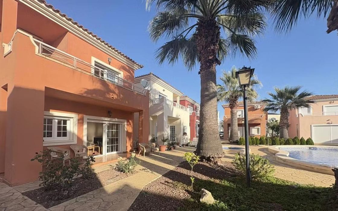 Sonnige Resort-Villa mit Dachterrasse bei Murcia für 159.900€