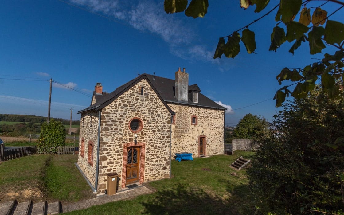 Charismatisches Steinhaus mit wildromantischem Garten im Pays de la Loire für 159.000€