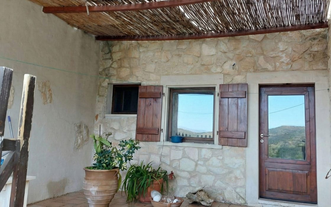 Traditionelles Künstler-Steinhaus mit riesigem Hofgarten im Osten Kretas für 184.000€