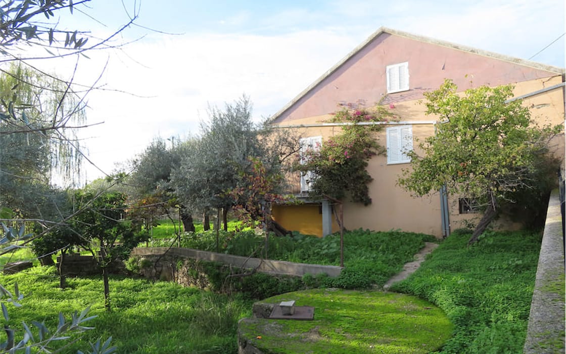Massives Dorfhaus mit großem Selbstversorger-Garten in Zentralportugal für 149.000€