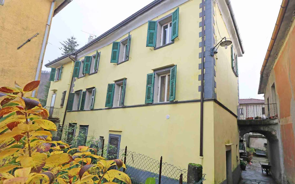 Geräumiges Dorfhaus mit sonniger Panorama-Terrasse in der Toskana für 57.000€