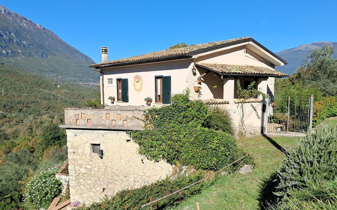 Sonniges Landhaus mit riesigem Panorama-Grundstück in den Abruzzen für 90.000€