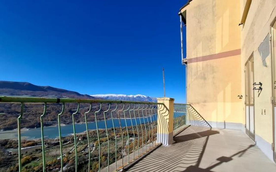 Großzügiges Stadthaus mit See- & Bergblick in den Abruzzen für 47.000€