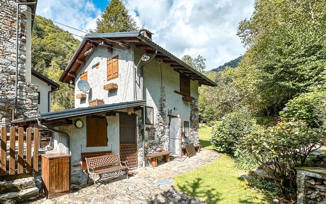 Charmantes Steinhaus mit Berggarten im Piemont für 79.000€
