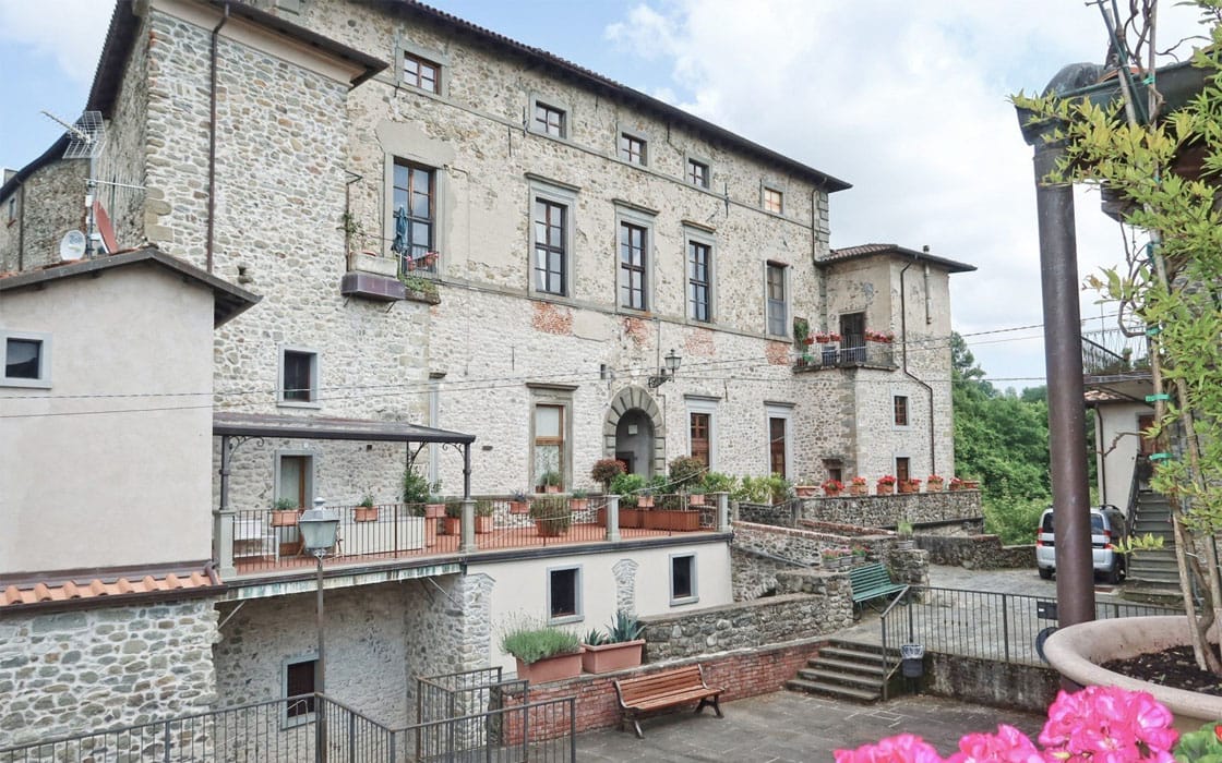 Charakteristisches Steinhaus mit Schlossblick-Terrasse in der Toskana für 180.000€