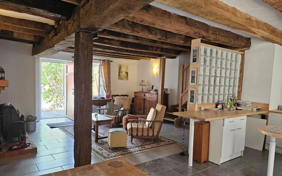 Ausbaufähiges Steinhaus mit riesiger Scheune in der Charente für 77.000€