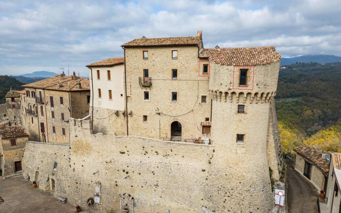 Historisches Turm-Apartment in italienischem Schloss für 130.000€