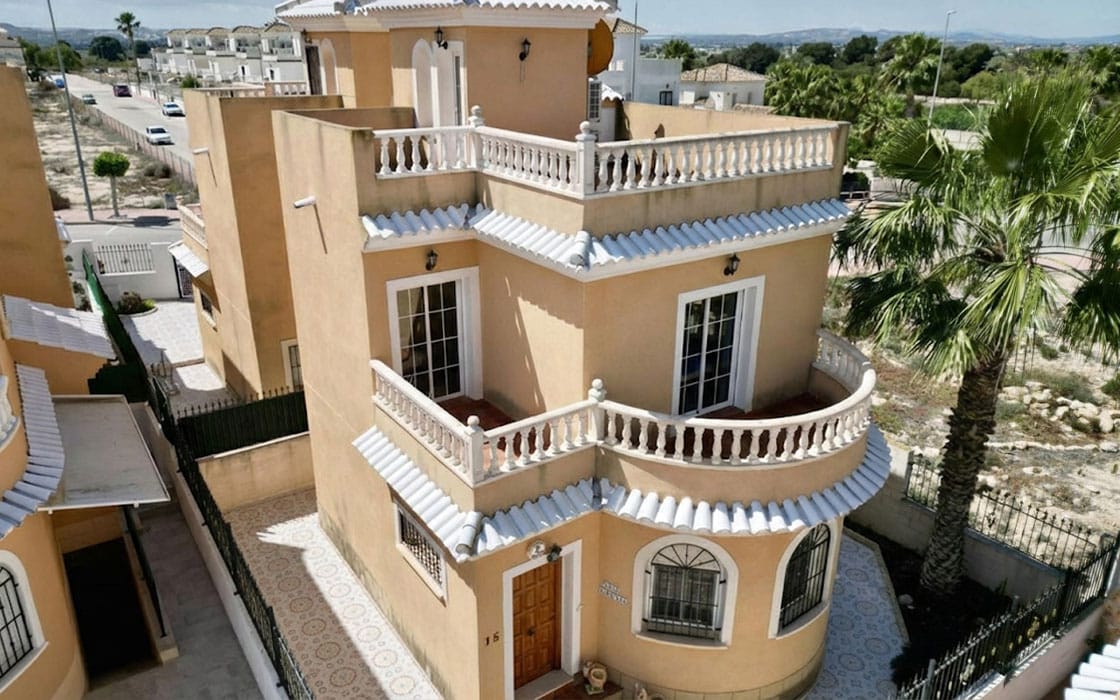 Freistehende Villa mit Dachterrasse & Pool-Zugang in Alicante für 174.000€