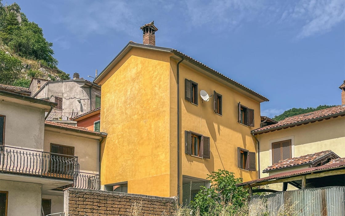Authentisches Stadthaus mit Balkon im Latium für 23.000€