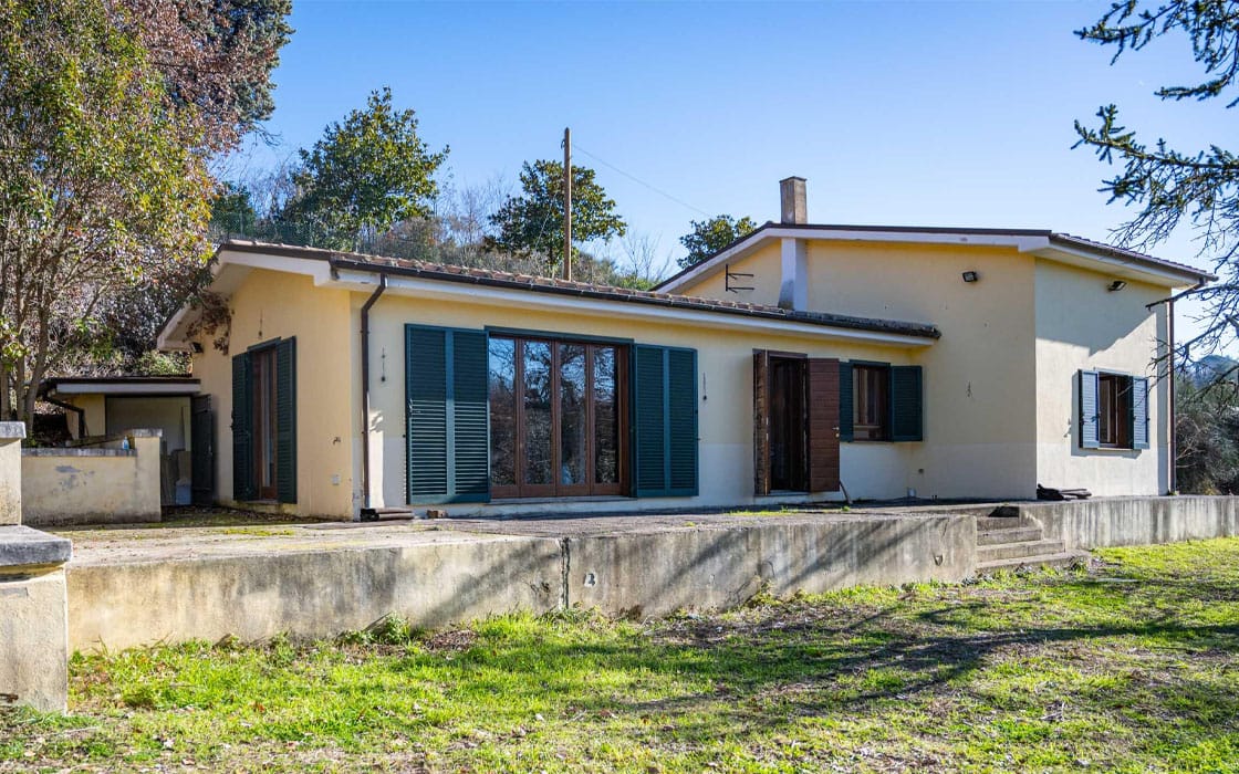 Modernes Landhaus mit 7.000 m² Grund in den Sabiner Bergen für 165.000€