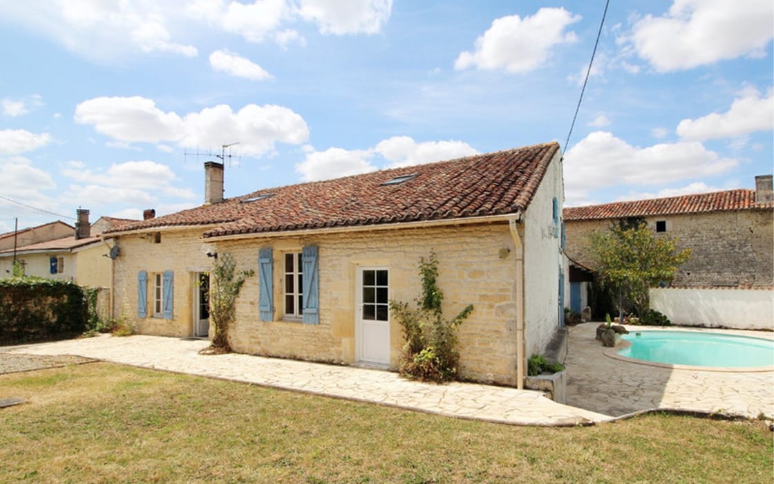 Charaktervolles Natursteinhaus mit privatem Pool in der Charente-Maritime für 141.700€