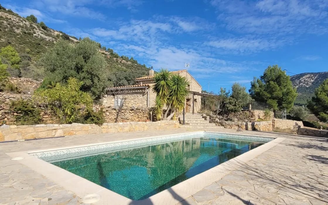 Rustikales Natursteinhaus mit großem Privatpool in der Region Valencia für 185.000€