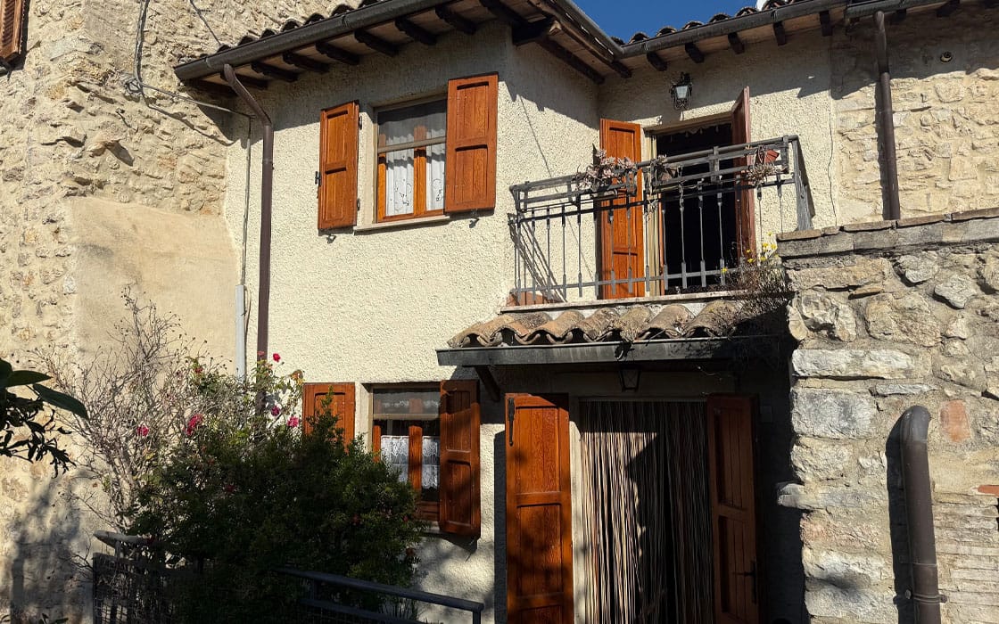 Romantisches Steinhaus mit Panoramaterrasse in Umbrien für 27.000€