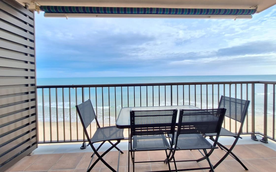 Teilrenoviertes Strandapartment mit frontalem Meerblick in Valencia für 195.000€