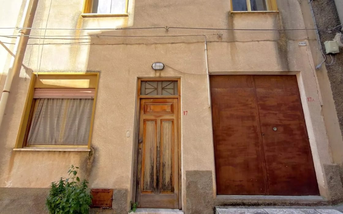 Stadthaus mit Panoramaterrasse auf Sizilien für 12.000€
