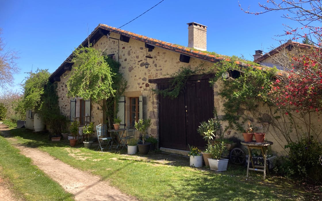 Bruchsteinhaus mit Dachterrasse und Flussgrundstück im Poitou-Charentes für 76.750€