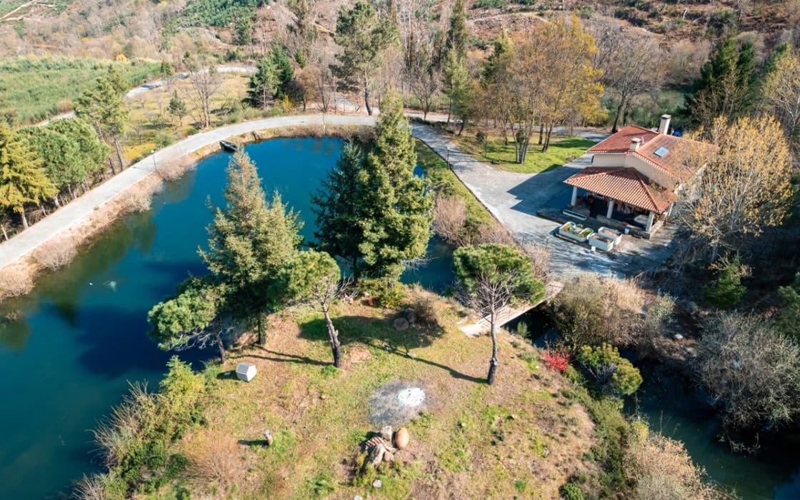 Farmhaus mit 23 Hektar Land & Privatsee in der Serra da Estrela für 650.000€