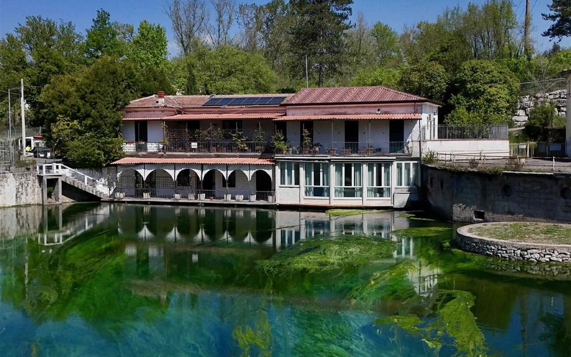 Anwesen mit eigener Seeterrasse in Latium für 395.000€