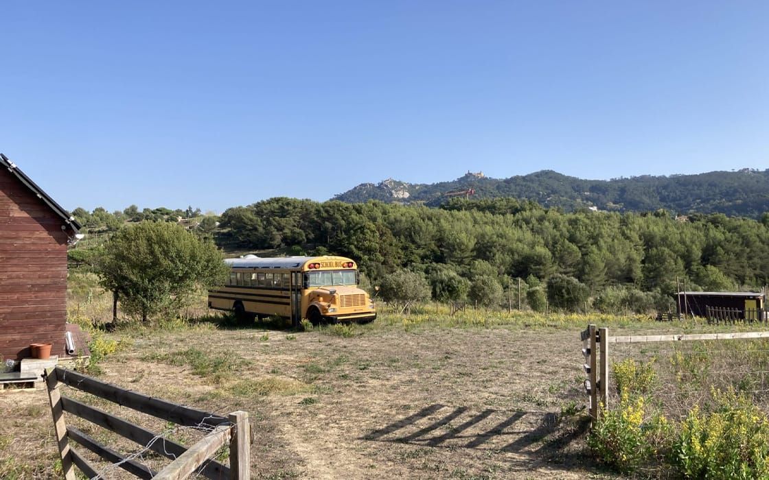 Autarke Bio-Farm (1,7 Hektar) mit ausgebautem Schulbus bei Sintra für 298.000€