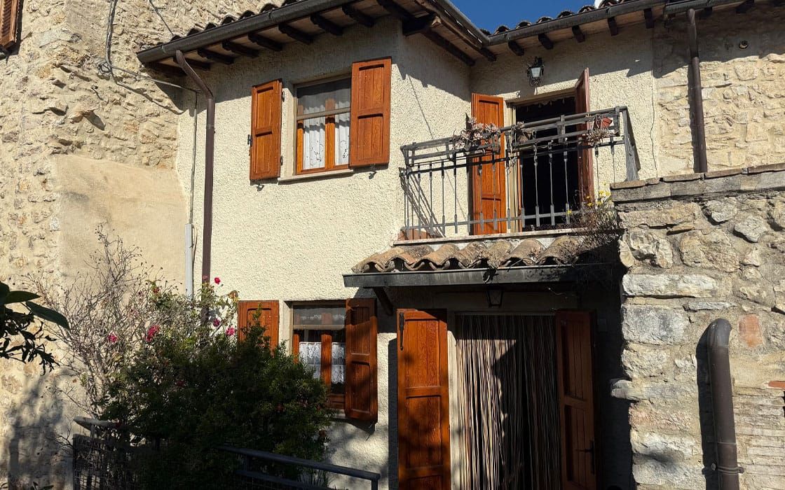 Romantisches Steinhaus mit Panoramaterrasse in Umbrien für 27.000€