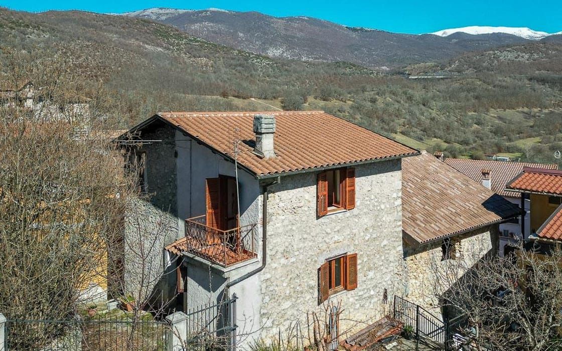 Authentisches Dorfhäuschen mit Kamin und Balkon im Latium für 16.000€