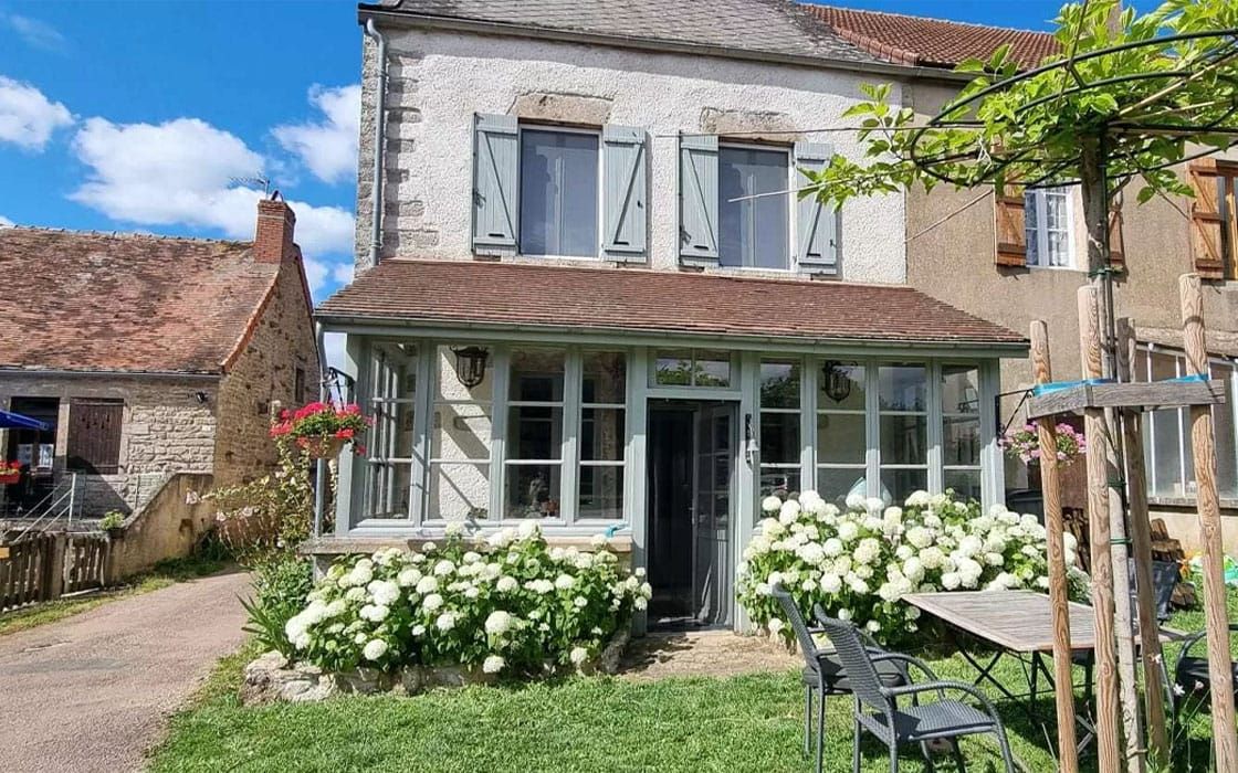 Frisch renoviertes Dorfhaus mit Wintergarten & Weinkeller im Burgund für 170.000€