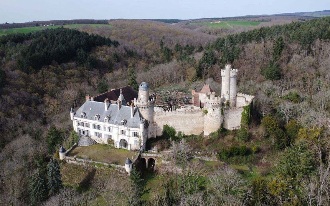 Historische Burg mit riesigem Schlosspark in der Auvergne für 800.000€