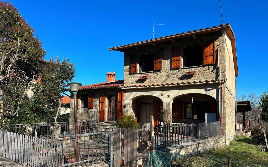 Naturstein-Landhaus mit idyllischer Panorama-Terrasse in der Toskana für 115.000€