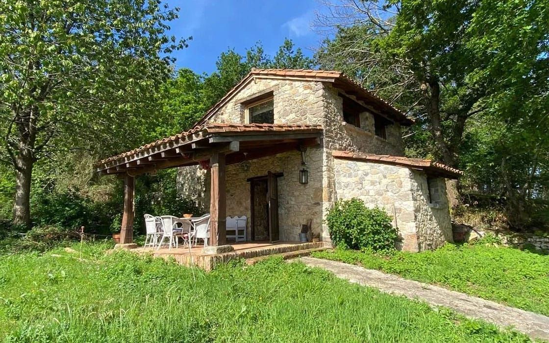 Natursteinhaus mit überdachter Veranda in Asturien für 140.000€