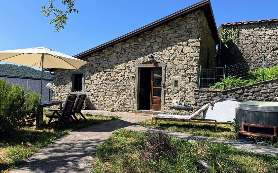 Restauriertes Steinhaus mit Outdoor-Jacuzzi in der Toskana für 115.000€