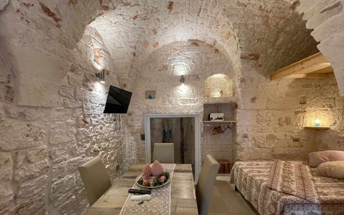 Renoviertes Stadthäuschen mit historischen Natursteinbögen in Apulien für 55.000€