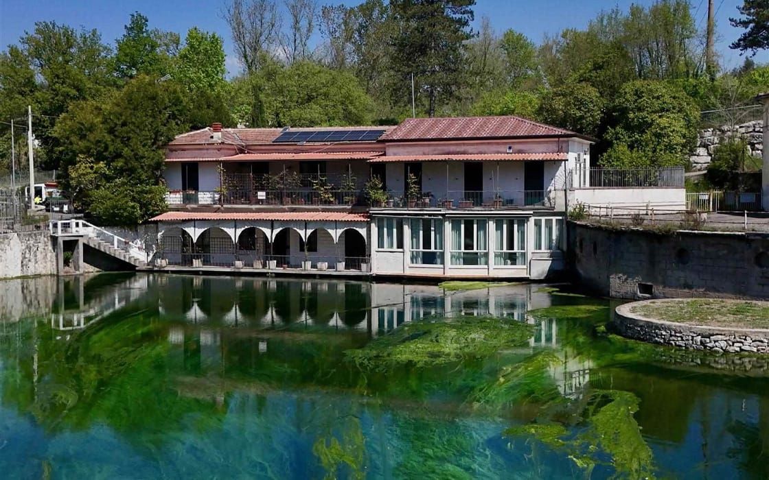 Anwesen mit eigener Seeterrasse in Latium für 395.000€