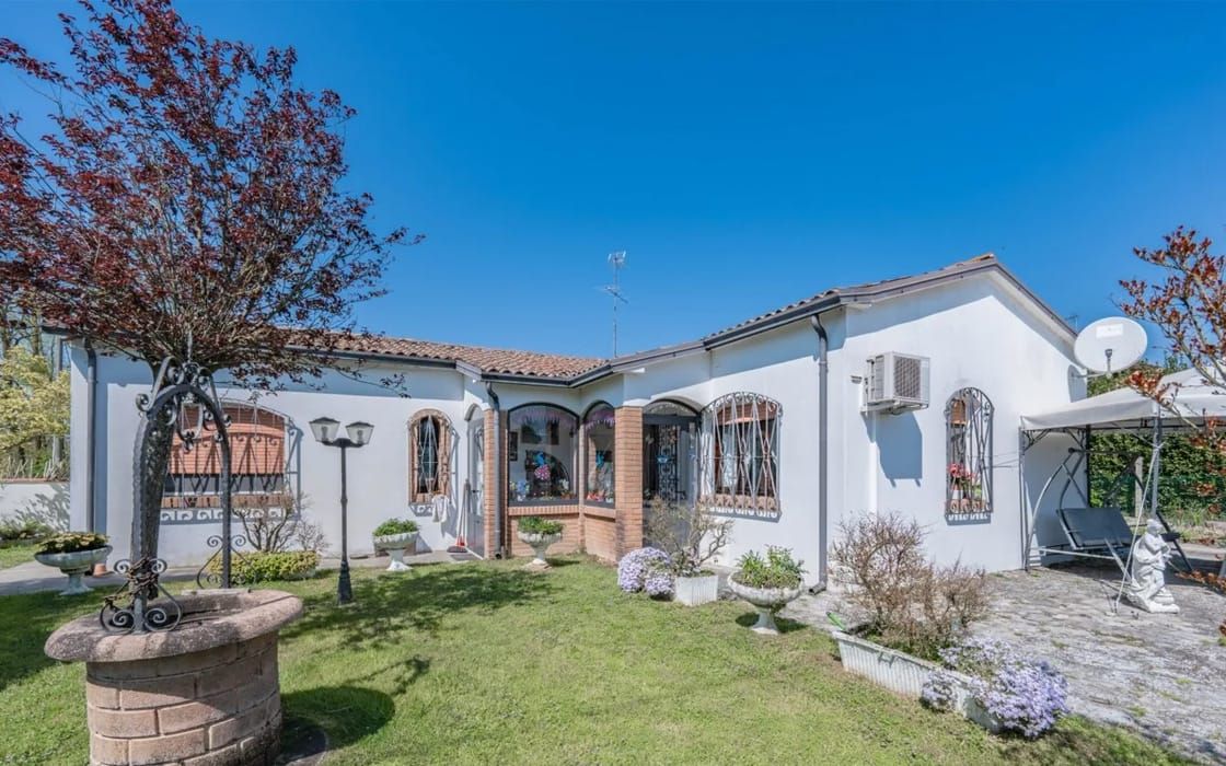 Freistehendes Haus mit großem Garten und Garage in der Emilia-Romagna für 130.000€