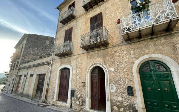 Historisches Stadthaus mit Deckenfresken im Latium für 78.000€