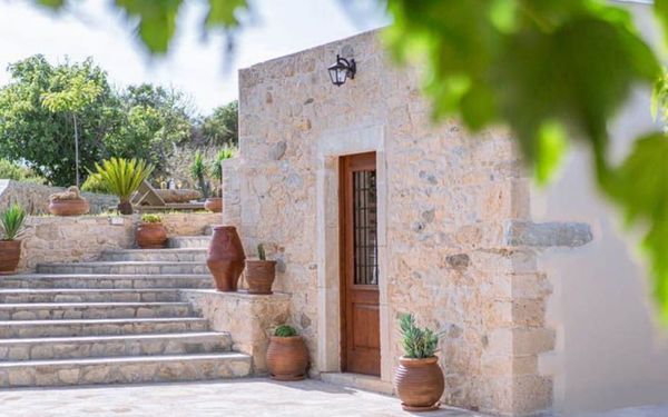 Charismatische Steinvilla mit 150m²-Riesenterrasse in Ostkreta für 179.900€