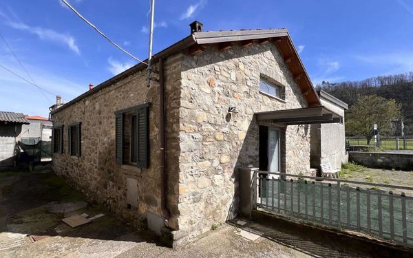 Charakterstarkes Natursteinhaus mit Innenhof in der Lunigiana für 76.000€