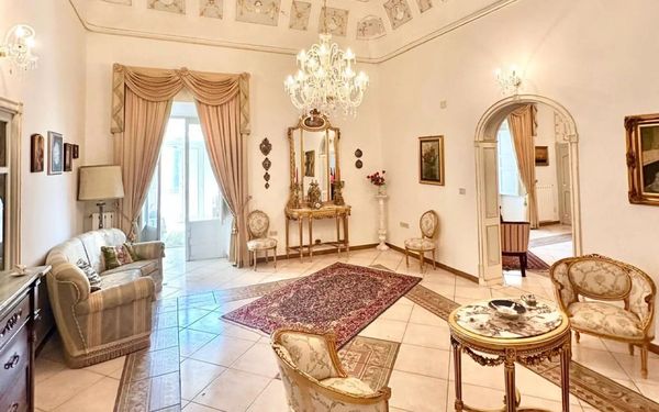 Herrschaftliches Stadthaus mit historischen Gewölben bei Palermo für 168.000€