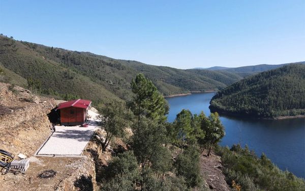 Panorama-Holzhaus mit spektakulärem Flussblick bei Coimbra für 76.000€