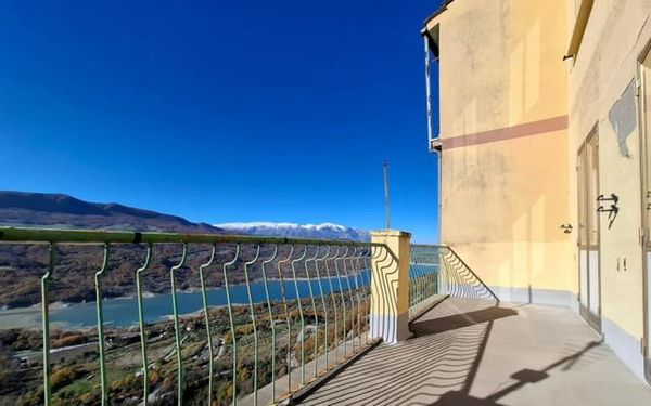 Großzügiges Stadthaus mit See- & Bergblick in den Abruzzen für 47.000€