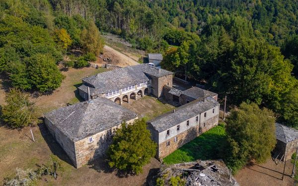 Herrschaftliches Stein-Anwesen mit 1,7 Hektar Land in Galicien für 250.000€